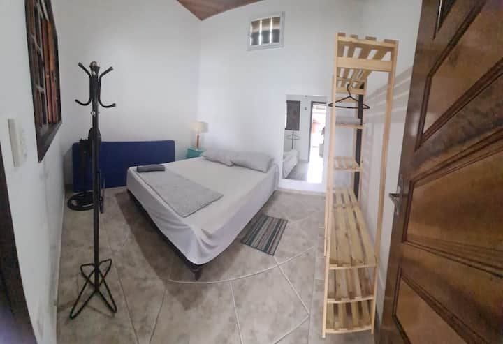 Suite
Cama doble + 1 colchón doble
Baño
- Ventilador de piso 
- guacamayo