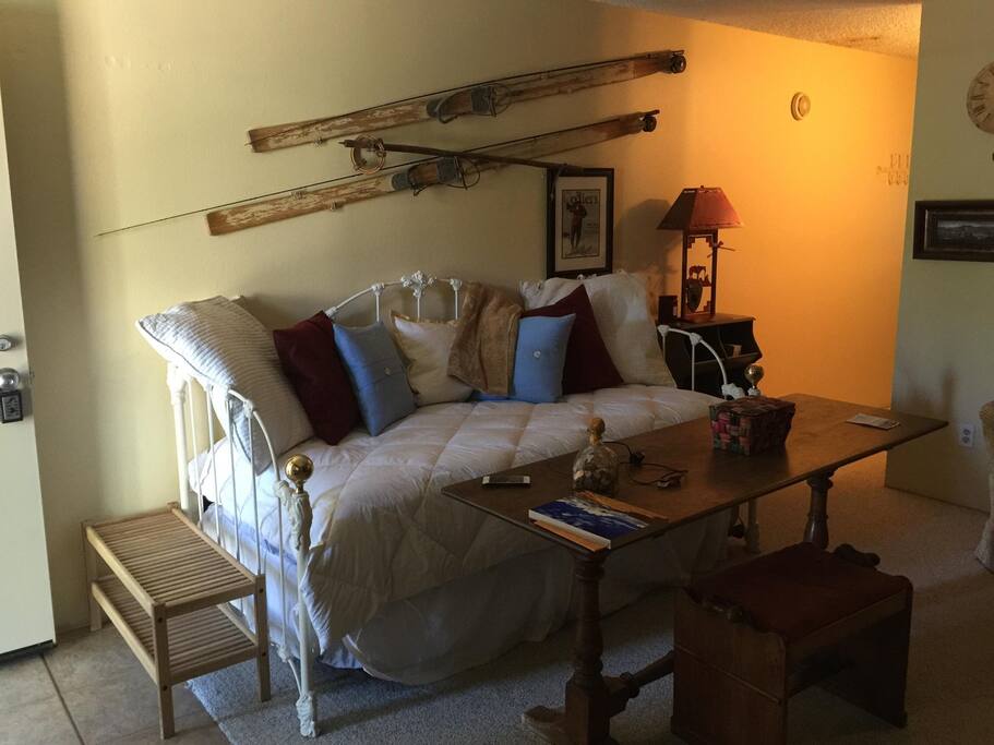 Living room with Trundle bed (2 twins)