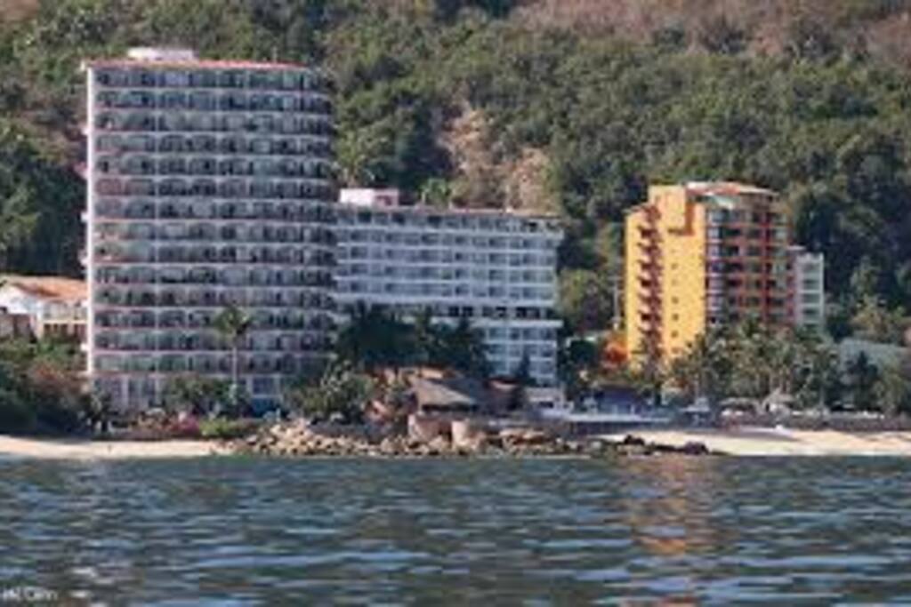 Vista del condominio desde yate en la playa