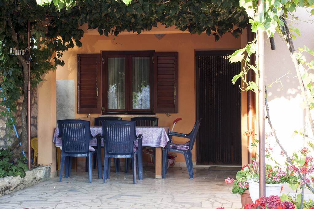 Covered terrace with table and chairs