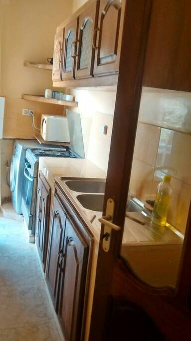 Kitchenette, cuisinière, lave-linge, micro-ondes