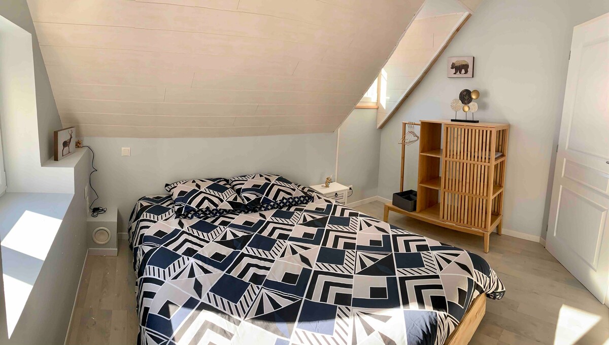 Dhoma e gjumit 2 me krevat 160 x 200 dhe hapësirë për ruajtje 