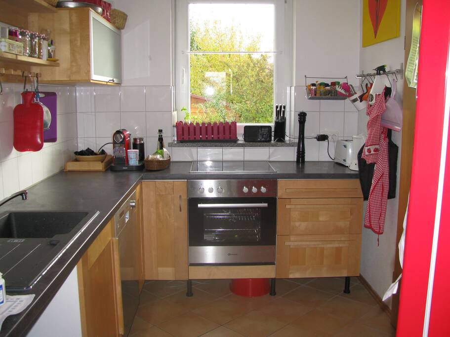 Wohlfühlküche mit Spürmaschine, Kühlschrank, Mikrowelle und Nespresso Maschine!