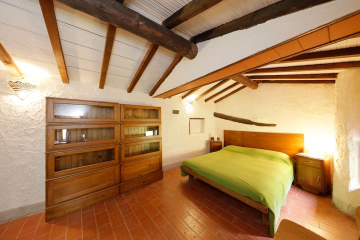 No andar de cima, na parte mais antiga
há muito espaço
este grande quarto com uma cama futon dupla
agradável e confortável