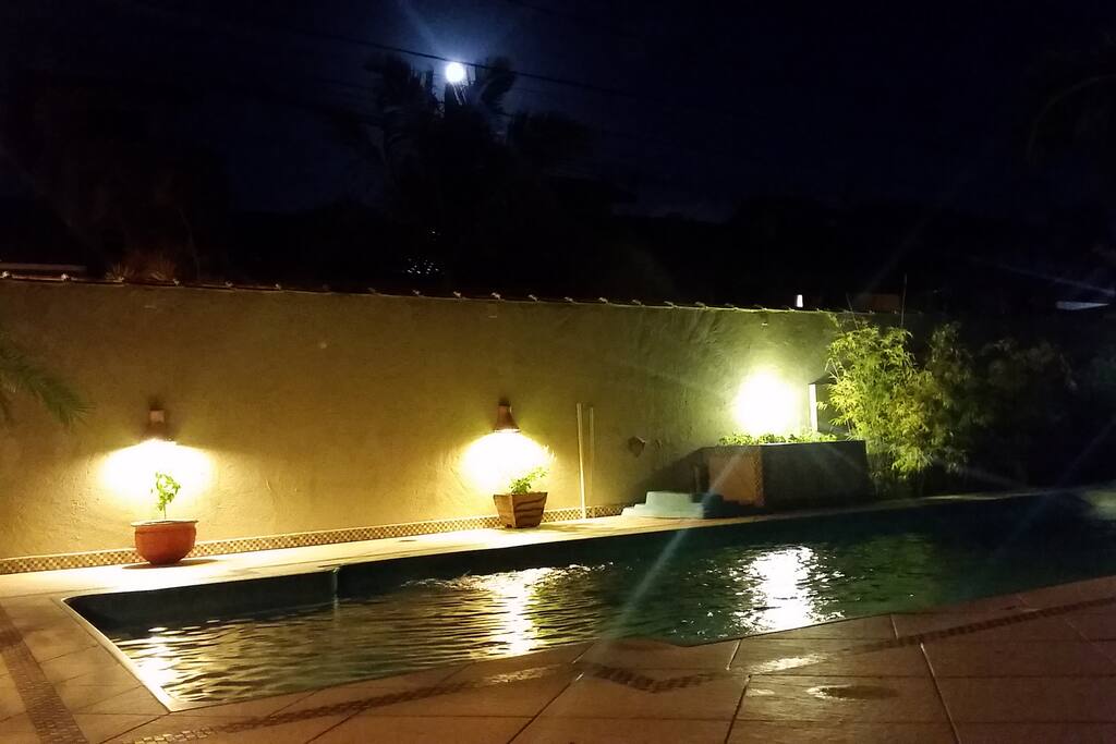Piscina em noite de lua cheia