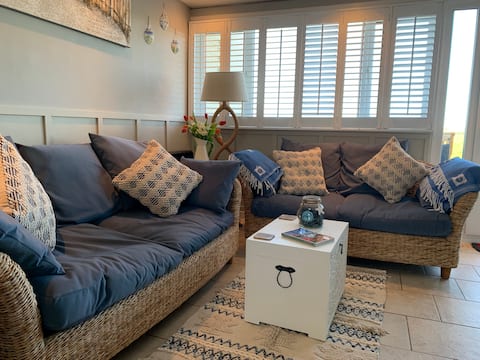 Top Airbnb: Boutique Beachside Dog Friendly steps from Beach in Bacton
