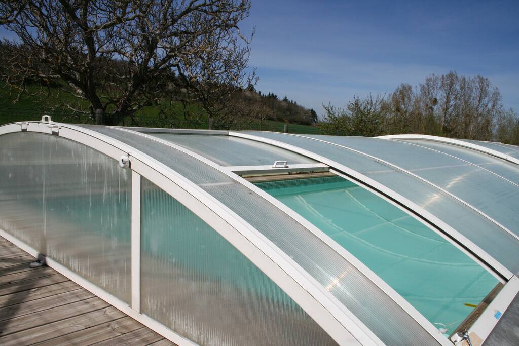 piscine couverte par un abri coulissant, baignade sous l'abri possible, piscine chauffée par une pompe à chaleur