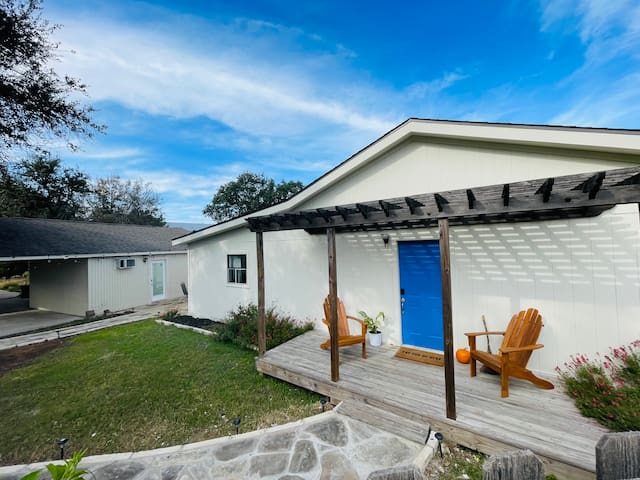 Cheerful 3 Cottage cluster, 3 bth, 3 kitch, 5 beds