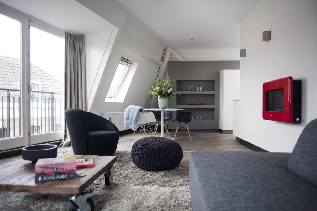 Zithoek met luxe gashaard. Eettafel.