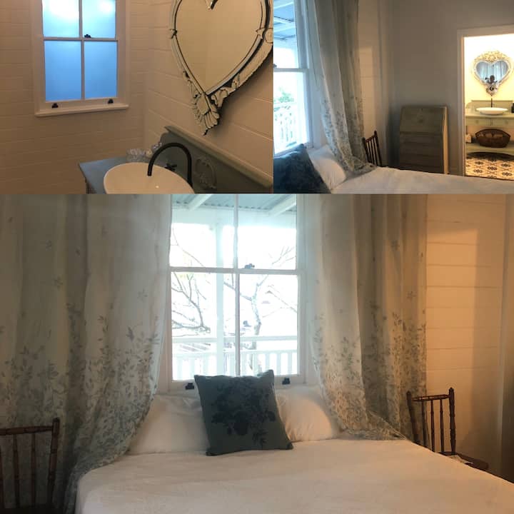 غرفة نوم بسرير بحجم كبير