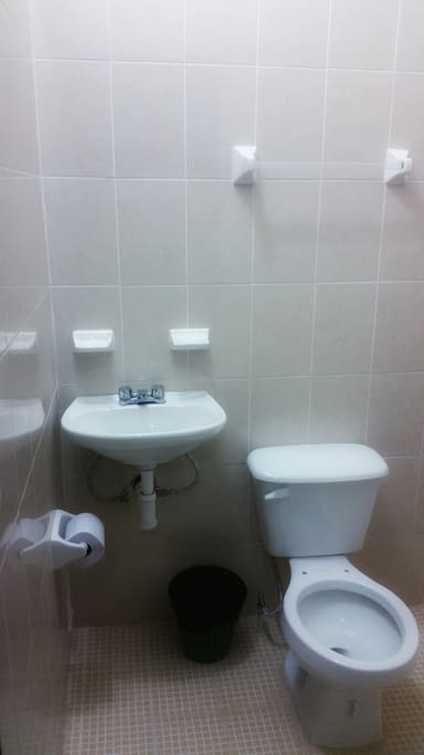 Baño nuevo y limpio