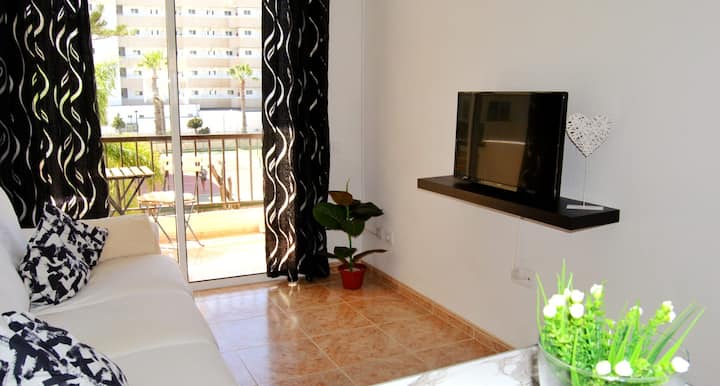 1,50 см разтегателен диван, смарттелевизор и преносим високоговорител с Bluetooth. 