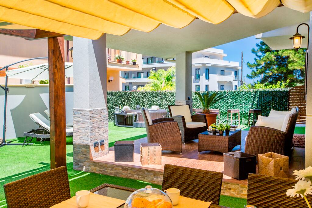 Pergola con barbecue, forno a legna e zona pranzo all'aperto