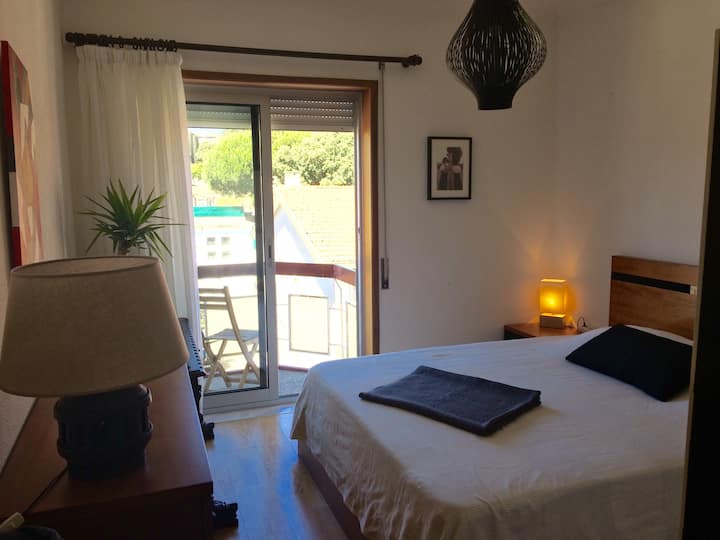 Chambre n ° 1 avec un lit double de 160x200cm et un petit balcon