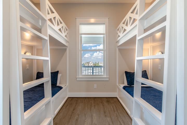 أسرّة بطابقين مدمجة مخصصة لترتيب نوم ممتع!