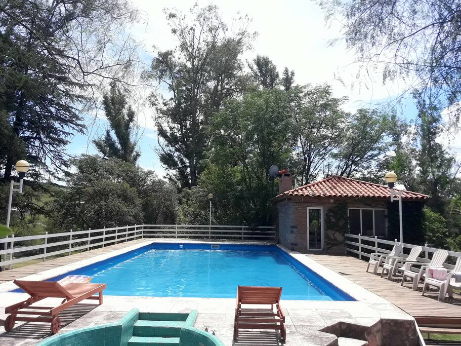 Pileta, deck y quincho cerrado