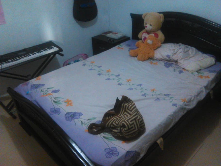 Habitación con una cama doble