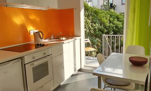 Top Airbnb: Individual 2-room apartment with a small terrace in Hemelingen