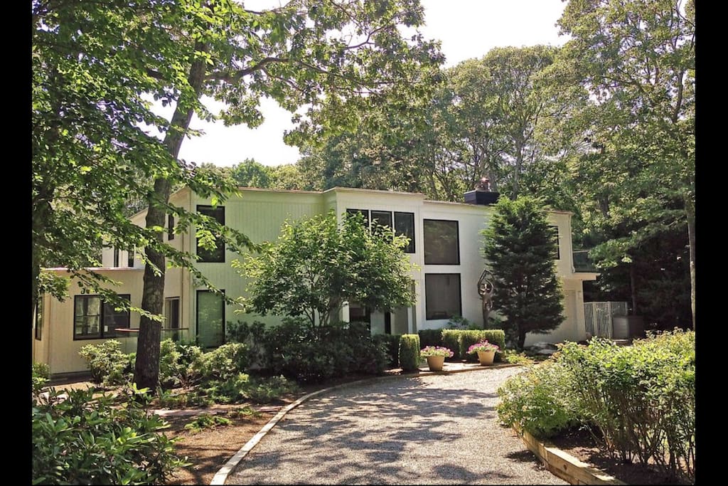 Circular driveway holds approximately a dozen cars