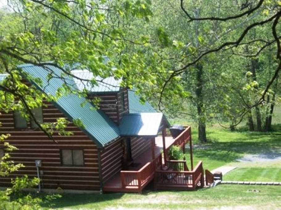 Side view of A Papa Bears River cabin