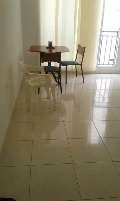 Una sala con su comedor
