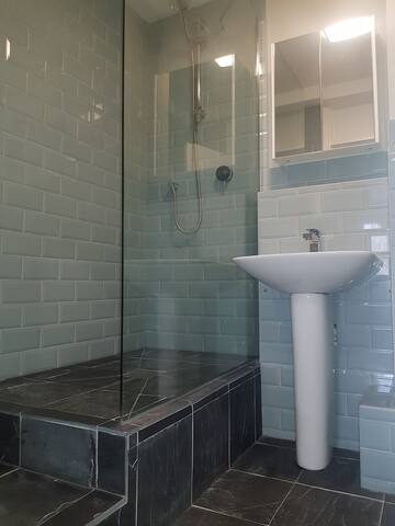 Beautiful 3-bedroom flat with stunning views gallery image 2