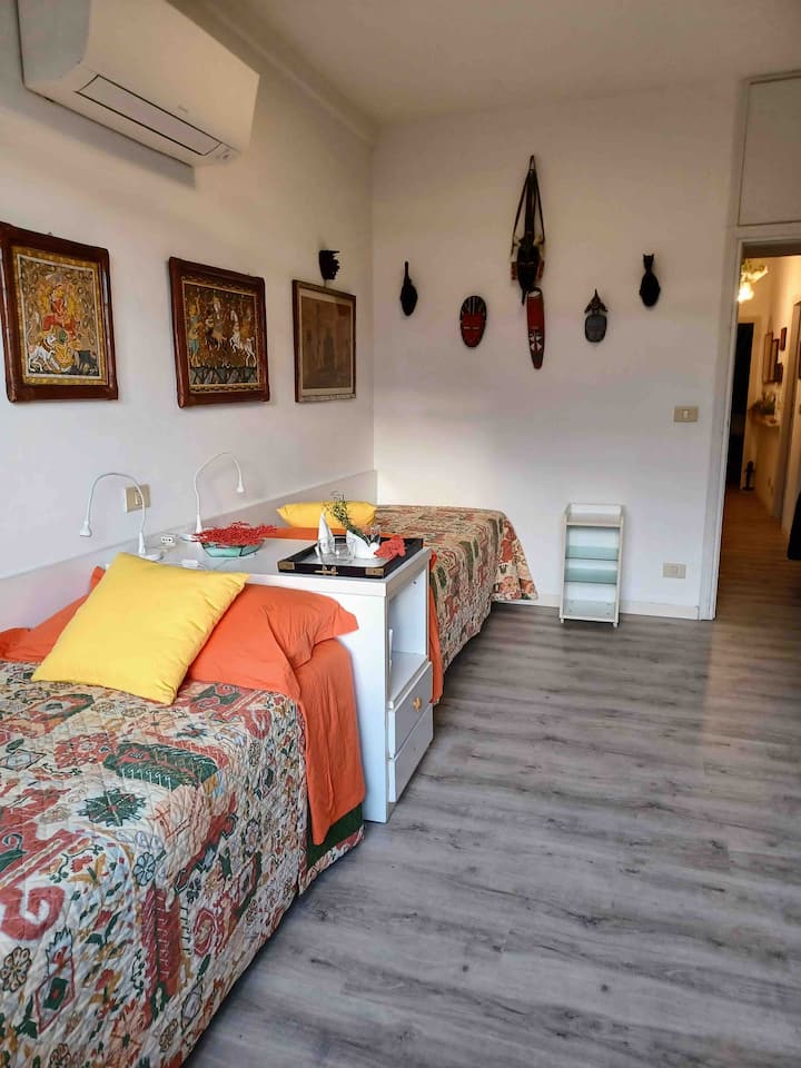 Žltá izba s dvoma lôžkami 90 cm