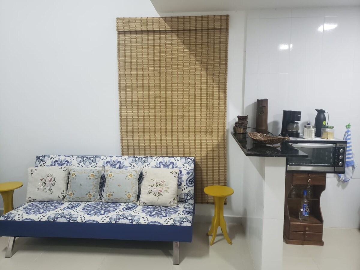 יש ספה נפתחת בסלון