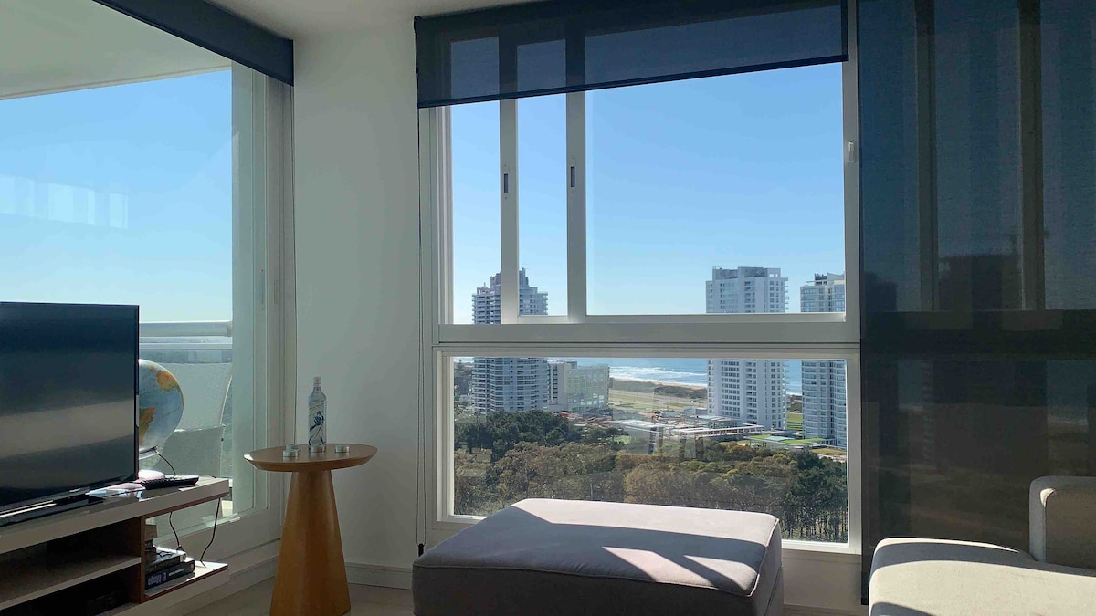 Top performing Airbnb: With all the services of Torre One II, high floor in Punta Del Este