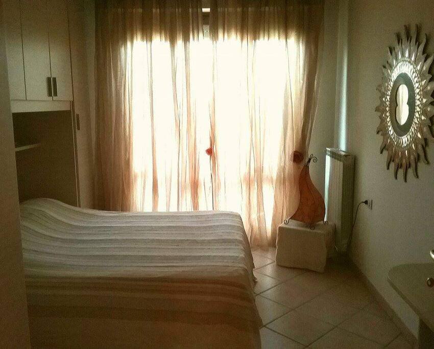 Camera da letto semplice e accogliente.