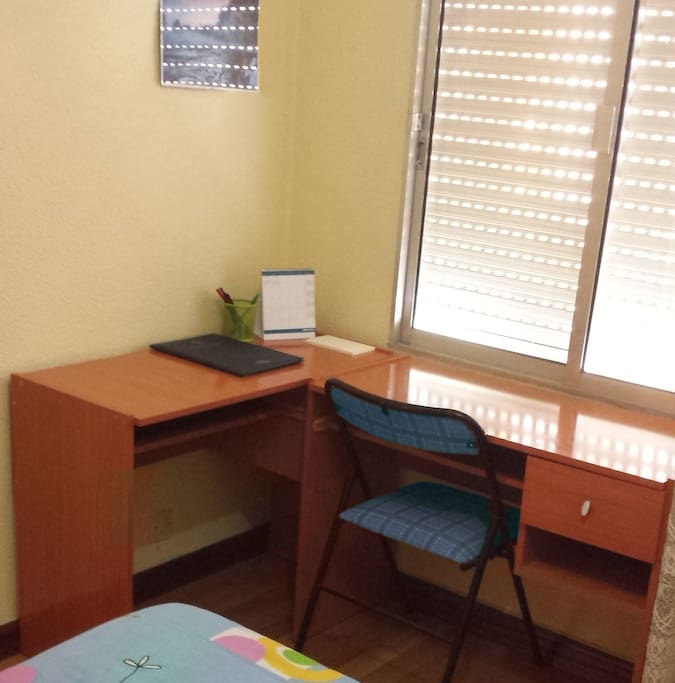 Una o dos mesas de escritorio, como el huésped desee. Habitación muy soleada.