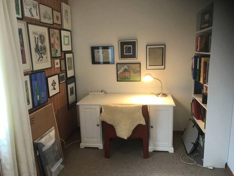 Wohn-/Schlafzimmer mit Arbeitsplatz