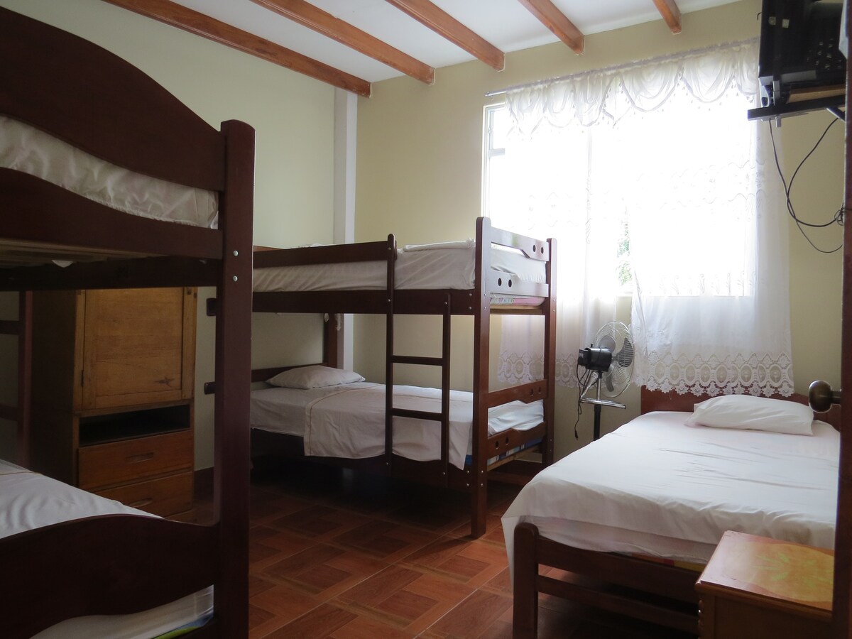 Tioyacu соба: пространа ладна соба, со капацитет за сместување до 5 лица; со пространи прозорци со поглед на дрвја од манго. Има вентилатор, плакар, wifi и паметен телевизор со кабелска телевизија.