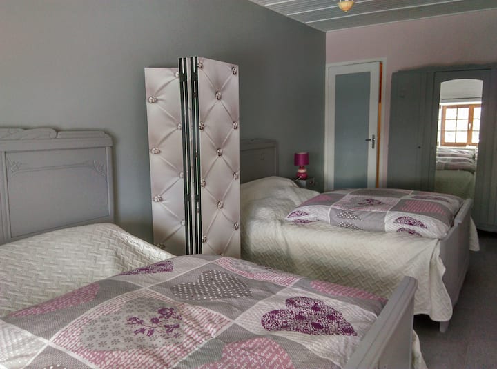 غرفة مكونة من 3 طوابق