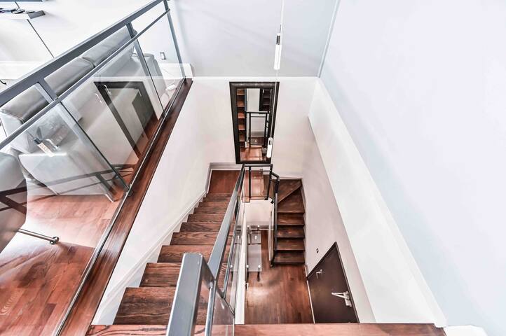 Penthouse Loft – CN Tower/Lake View gallery image 4