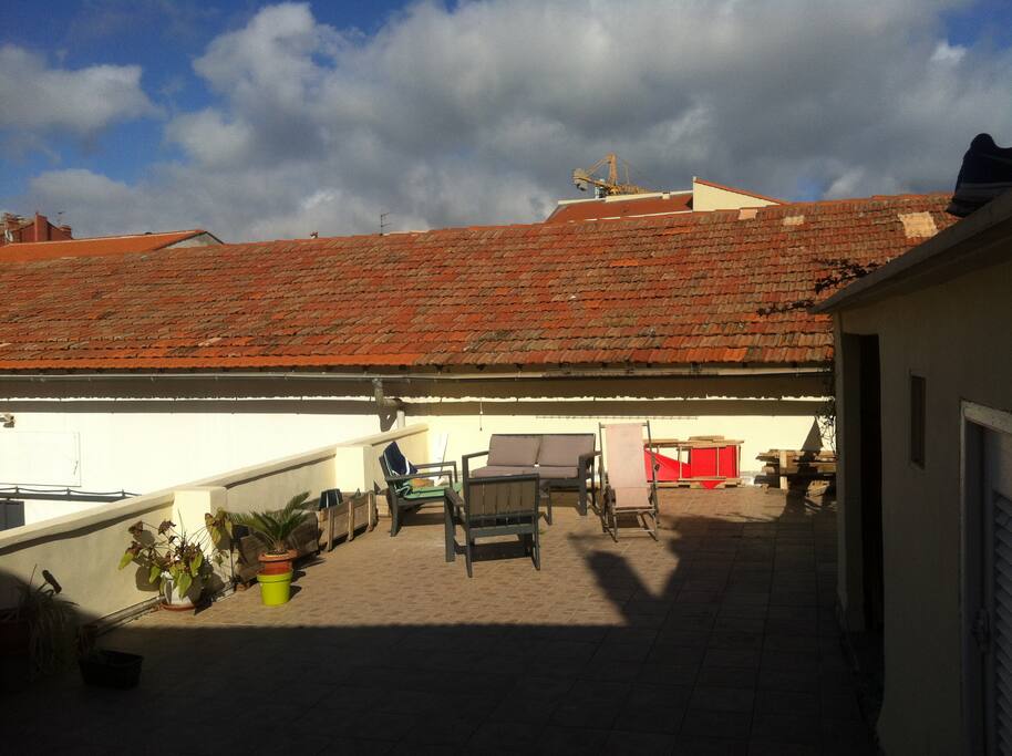 80 m² de terrasse ensoleillé de 8h à 18h + abri + cabanon
