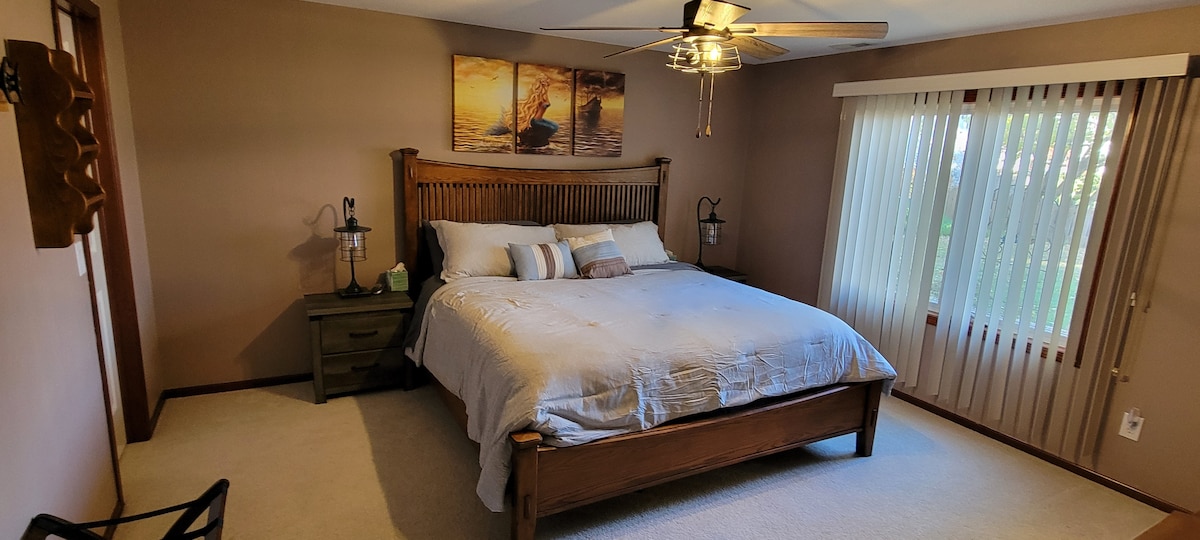 Спијте добро во овој брачен кревет (широк 180-220 см). Загреаното ќебе е достапно во зимските месеци за да можете да скокнете во убав топол кревет! 