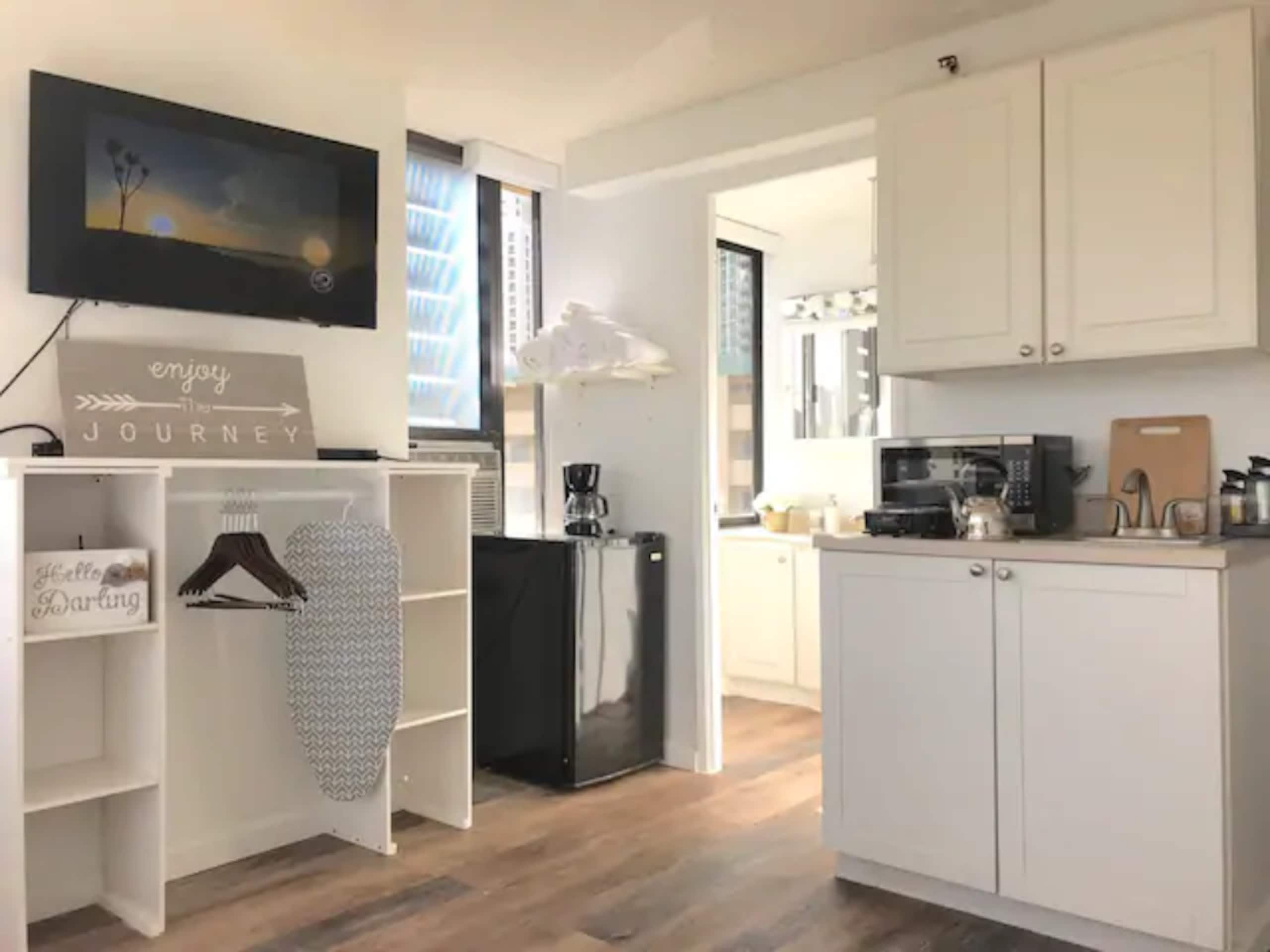 Condo in Honolulu · ★4.68 · Studio · 1 bed · 1 shared bath - Image 2