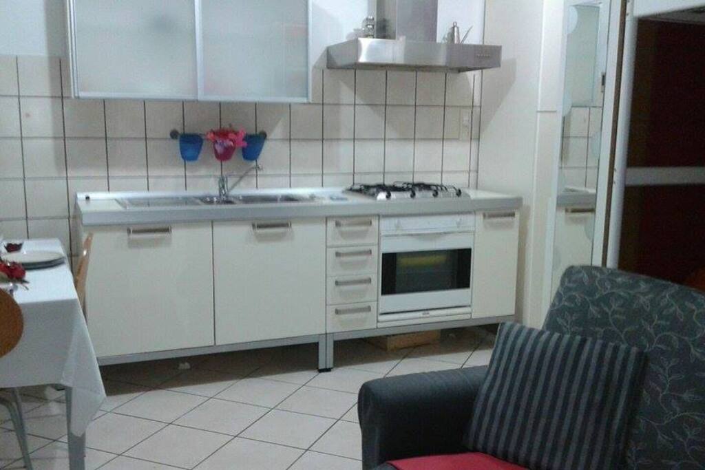 Cucina perfettamente attrezzata, funzionale pratica con frigo.