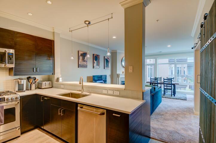 Incredible Waterfront Condo Near Pike Place Market gallery image 3