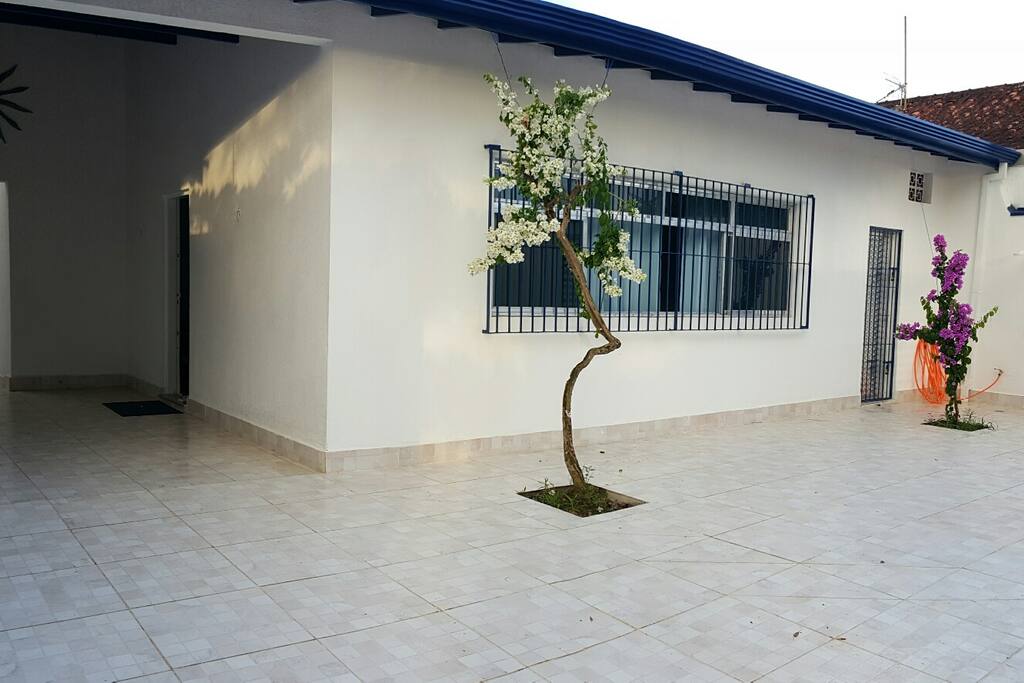Espaço para correr, brincar de amarelinha, de pião, de pula corda.