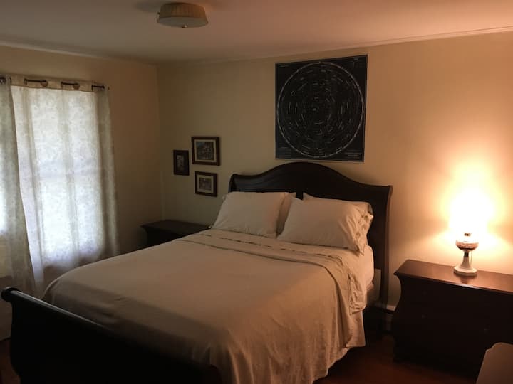 Главен кат (ниво 1) Спална соба 1 со брачен кревет (брачен кревет)