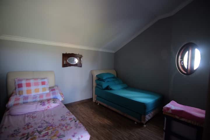 Chumba #3 : watu 4 (vitanda 2 vya kuteleza)