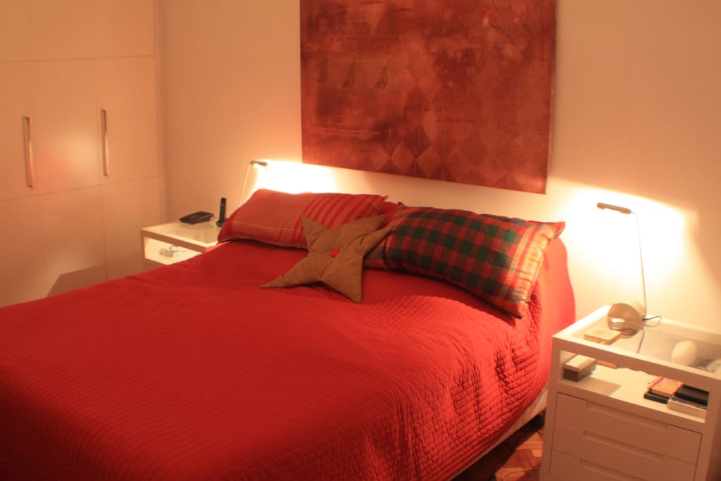 O quarto 1 é uma suite grande com cama de casal, ar condicionado e amplo banheiro // Room 1 it's a suite with double bed, AC and a great bathroom