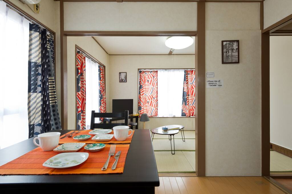 Western style dining room and Japanese style "Tatami" room next to it. ダイニングルームの隣には畳部屋があります。