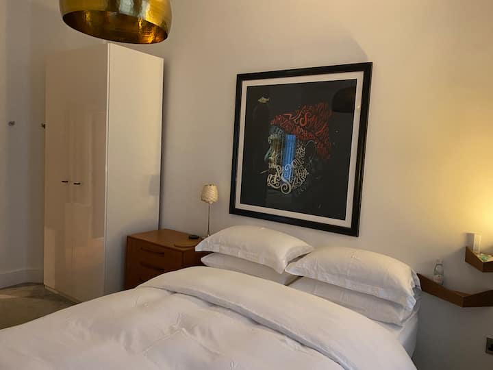 غرفة نوم ثانية مريحة مع سرير بحجم كينغز في المملكة المتحدة مع مرتبة سيلي جلتكس.
خزانة الملابس 236 م × 100 سم.  هناك أيضًا صندوقان من الأدراج.
في حين أن هذه الغرفة صغيرة جدًا، إلا أنها تحتوي على كل ما يجب أن تحتاجه لإقامتك.