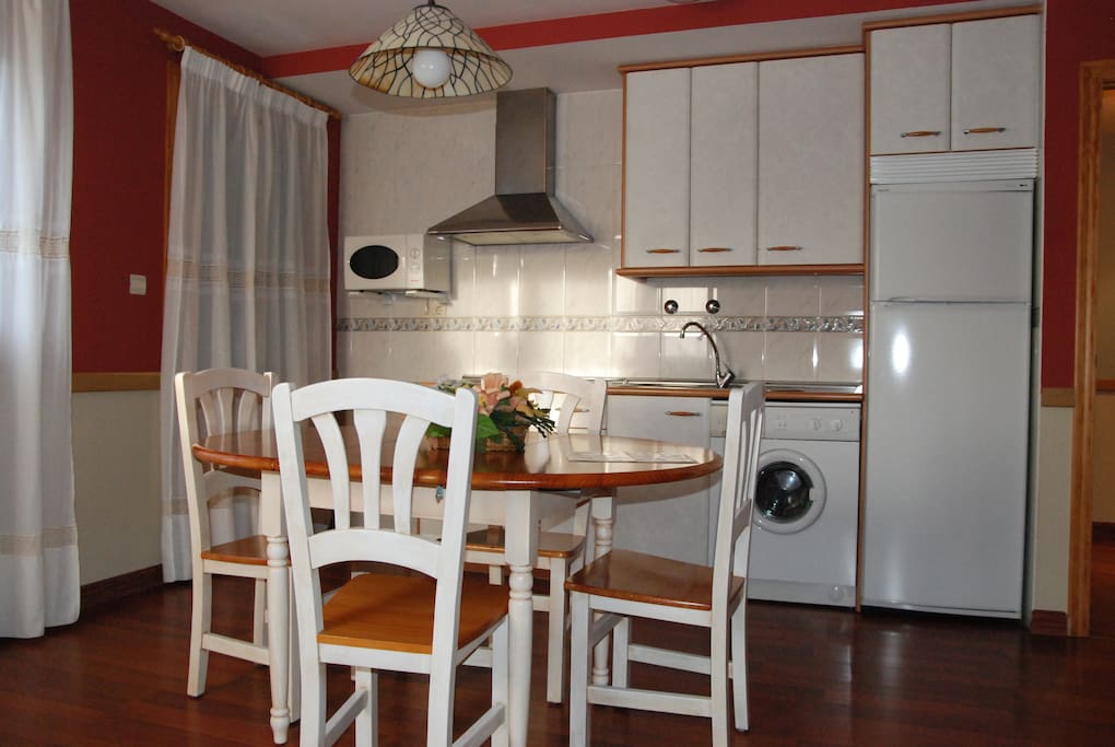 Cocina completa, horno incluido, con salida a terraza