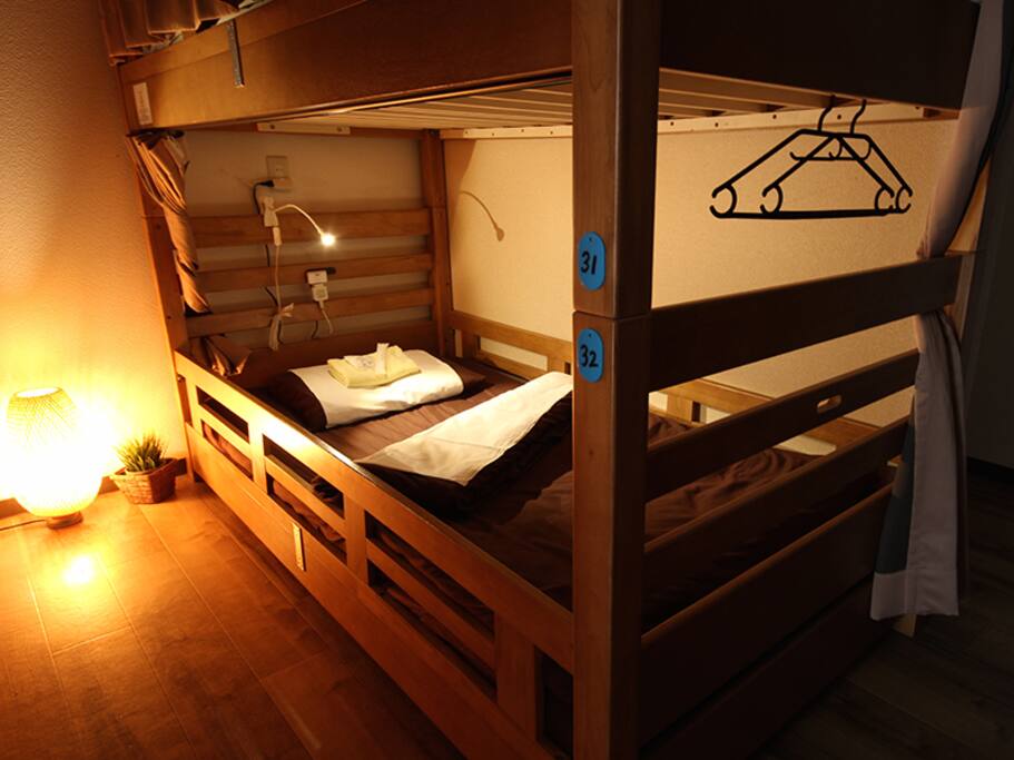 Every bed comes with curtains, reading light and a socket.
全てのベッドに遮光カーテン、読書灯、コンセントが完備されております。