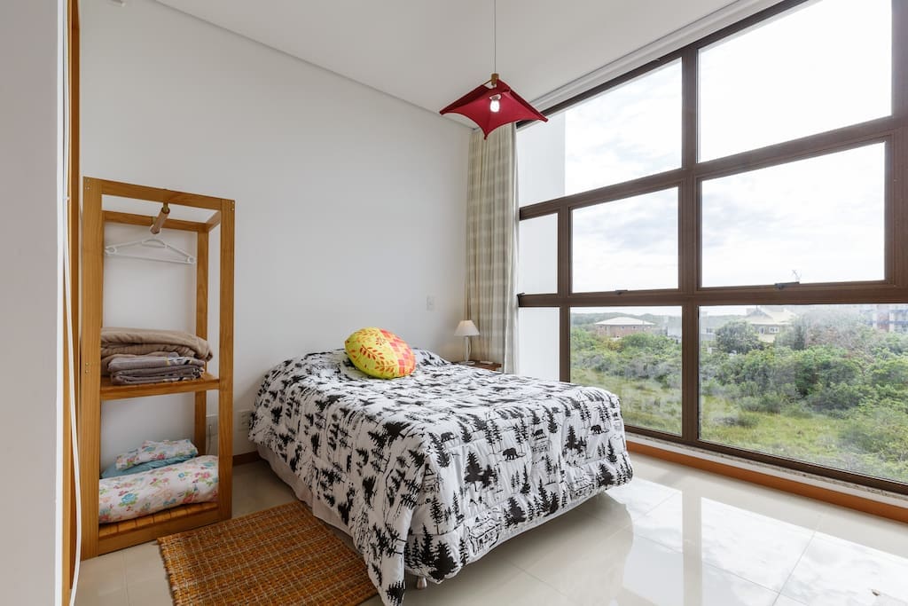 Cama com visão para a área de preservação