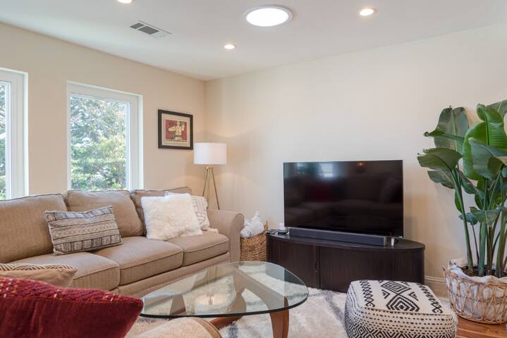 Sunny, Spacious Penthouse with Stunning City Views gallery image 5